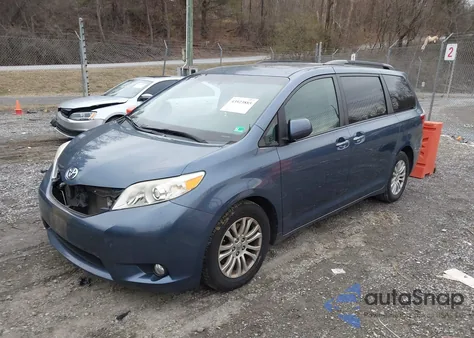 2015 Toyota Sienna Xle Premium 8 Passenger z USA, uszkodzony, nr VIN 5TDYK3DC9FS614764